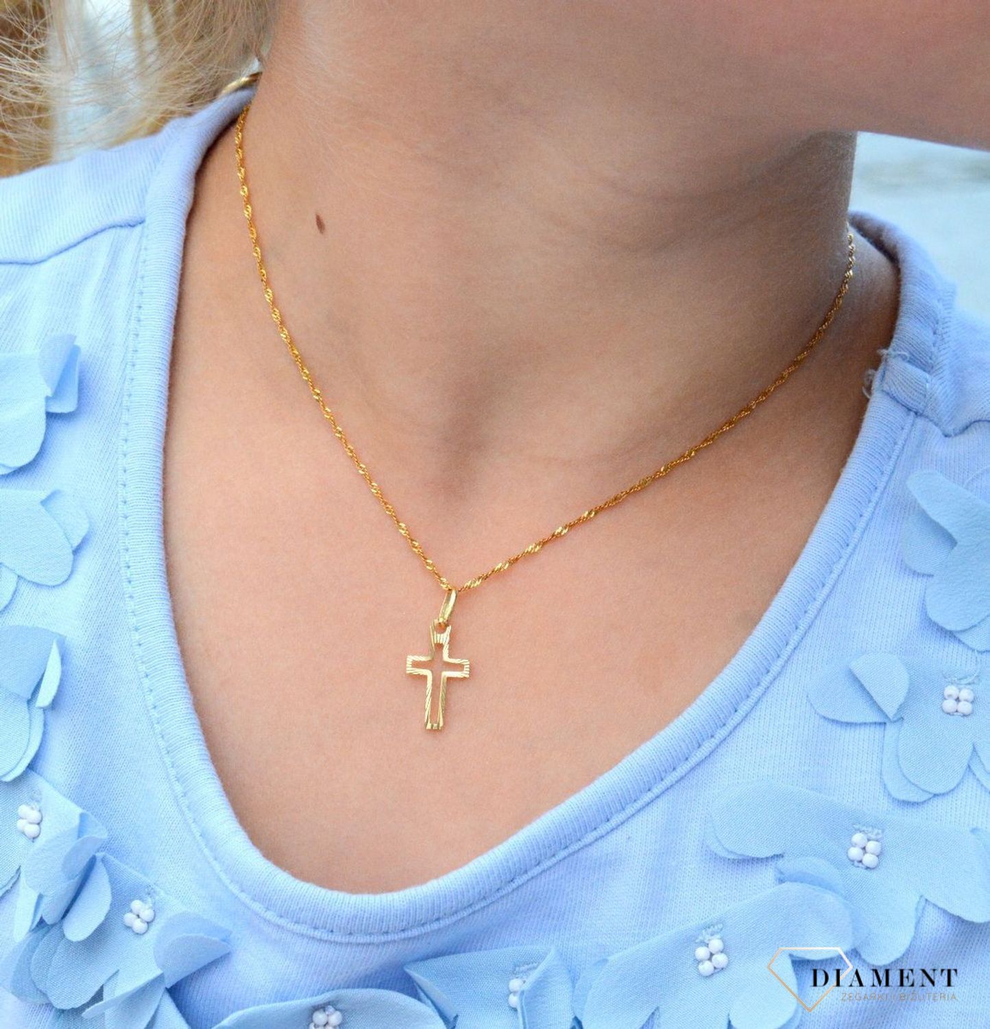 Złota zawieszka, delikatnie grawerowany krzyżyk ZA 1481 333. Efektowny delikatny krzyżyk wykonano z żółtego złota wysokiej próby 333. Grawerowana zawieszka. Krzyżyk złoty. Złoty krzyżyk zawieszka..jpg